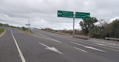 ANUNCIAN CIERRE TEMPORAL EN TRAMO DE LA CARRETERA 180, POR RETIRO DE ROCA: SICT• La interrupci ón, con una duraci minutos, se debe a trabajos de remoci que se encuentra fuera del área de laón aproximada de 30ón y retiro de una rocaMEX 180.La Secretaría de Infraestructura, Comunicaciones y Transportes(SICT), a través del Centro SICT Veracruz, informa que este viernes 10de abril, a partir de las 9:00 horas, realizará un cierre temporal en la carretera federal 180, en el tramo comprendido en tre los kilómetros 167+500 y 169+500, cerca del entronque Palma Sola – Laguna Verde.La interrupción, con una duración aproximada de 30 minutos, se debea trabajos de remoción y retiro de una estructura de roca que seencuentra fuera de la MEX 180, p ero por seguridad se considerócerrar la vialidad en el subtramo comprendido de Laguna Verde –La Mancha, espec íficamente entre km 167+500 , a la altura de P alma Sola ,y el km 169+500 , a la altura de Laguna Verde.Para la ejecución de estas labores, se mantiene coordinación con laCentral Nucleoeléctrica Laguna Verde, a fin de que dicha instalación tenga conocimiento de las actividades y se mantenga comunicación permanente ante cualquier eventualidad, permitiendo adoptar las precauciones necesarias en materia de circulación durante eldesarrollo.S e contará con señalización preventiva y personal banderero para el control del tránsito vehicular, con el objetivo de brindar seguridad a las y los usuarios de la vía.Carretera Xalapa, Veracruz, Km 0+700, Colonia SAHOP, CP. 91190. Xalapa, Veracruz Tel (228)1-186-90-00 www.gob.mx/sict