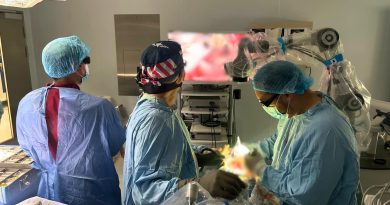 IMSS Bienestar realiza cirugía de columna con tecnología de última generación a paciente pediátrica de Veracruz● La paciente fue trasladada desde una comunidad rural de Atzalan, ubicada a más de siete horas de distancia, para recibir atención médica especializada y gratuita.● El procedimiento se realizó con un exoscopio de alta especialidad que fortalece la precisión y seguridad de las intervenciones neuroquirúrgicas.IMSS Bienestar en Veracruz realizó con éxito una cirugía de alta especialidad a una niña de cuatro años, originaria de una comunidad rural de Atzalan, en el Centro de Alta Especialidad (CAE) “Dr. Rafael Lucio” de Xalapa, mediante el uso de tecnología de última generación que fortalece la precisión y seguridad de este tipo de procedimientos.La intervención quirúrgica se realizó con un exoscopio de alta especialidad, equipo que proporciona una visualización detallada del campo operatorio y permite una mejor coordinación del equipo médico durante la cirugía. Además de incrementar la precisión del procedimiento, esta tecnología fortalece la atención especializada que IMSS Bienestar brinda a la población.El neurocirujano Andrés Alberto Moral Naranjo explicó que la paciente fue diagnosticada con lipomeningocele, una malformación congénita que afecta la columna vertebral y el sistema nervioso central, y que el objetivo de la cirugía fue corregir esta condición para prevenir mayores afectaciones neurológicas.“El uso de esta tecnología nos permite realizar procedimientos con mayor precisión y seguridad, favoreciendo mejores resultados para las y los pacientes que requieren este tipo de intervenciones”, destacó.Desde su nacimiento, la paciente presentaba una protuberancia en la columna vertebral. Debido a la distancia entre su comunidad y el hospital de alta especialidad, IMSS Bienestar brindó acompañamiento durante todo el proceso de atención para garantizar el acceso oportuno al tratamiento.