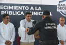 Entrega Salomón Jara uniformes a policías municipales de la Costa para mejorar su operatividad