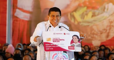 Encabeza Gobernador Salomón Jara Cruz entrega de Tarjeta Margarita Maza a jefas de familia de las ocho regiones