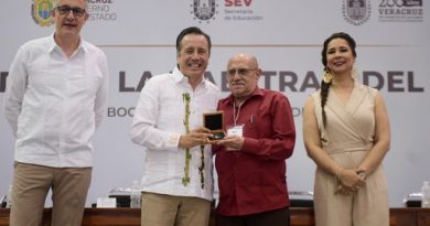 Honra Veracruz memoria de grandes educadores y condecora a 2 mil 610 docentes
