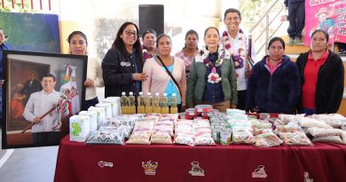 Equipa Salomón Jara 3 escuelas de San Pedro Mixtepec con computadoras y mobiliario