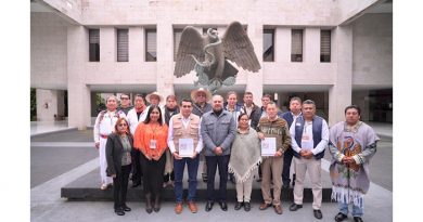 Atiende Esteban Bautista a maestros indígenas de las Altas Montañas