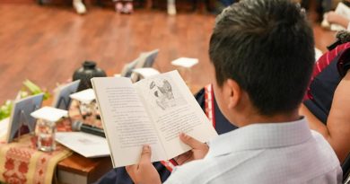 Comparte Salomón Jara lectura con estudiantes de Valles Centrales