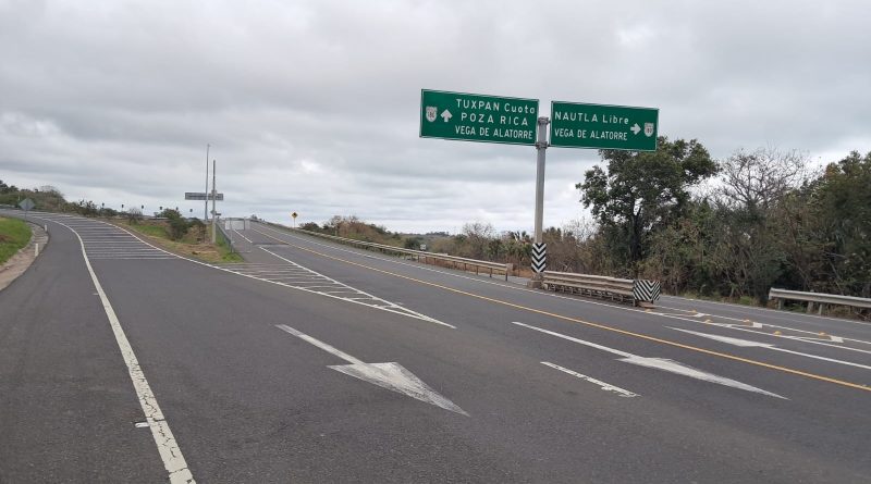 ANUNCIAN CIERRE TEMPORAL EN TRAMO DE LA CARRETERA 180, POR RETIRO DE ROCA: SICT• La interrupci ón, con una duraci minutos, se debe a trabajos de remoci que se encuentra fuera del área de laón aproximada de 30ón y retiro de una rocaMEX 180.La Secretaría de Infraestructura, Comunicaciones y Transportes(SICT), a través del Centro SICT Veracruz, informa que este viernes 10de abril, a partir de las 9:00 horas, realizará un cierre temporal en la carretera federal 180, en el tramo comprendido en tre los kilómetros 167+500 y 169+500, cerca del entronque Palma Sola – Laguna Verde.La interrupción, con una duración aproximada de 30 minutos, se debea trabajos de remoción y retiro de una estructura de roca que seencuentra fuera de la MEX 180, p ero por seguridad se considerócerrar la vialidad en el subtramo comprendido de Laguna Verde –La Mancha, espec íficamente entre km 167+500 , a la altura de P alma Sola ,y el km 169+500 , a la altura de Laguna Verde.Para la ejecución de estas labores, se mantiene coordinación con laCentral Nucleoeléctrica Laguna Verde, a fin de que dicha instalación tenga conocimiento de las actividades y se mantenga comunicación permanente ante cualquier eventualidad, permitiendo adoptar las precauciones necesarias en materia de circulación durante eldesarrollo.S e contará con señalización preventiva y personal banderero para el control del tránsito vehicular, con el objetivo de brindar seguridad a las y los usuarios de la vía.Carretera Xalapa, Veracruz, Km 0+700, Colonia SAHOP, CP. 91190. Xalapa, Veracruz Tel (228)1-186-90-00 www.gob.mx/sict