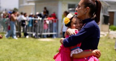 EN LERMA, EDOMEX, PRESIDENTA CLAUDIA SHEINBAUM ENTREGA TARJETAS DE LA BECA RITA CETINA PARA UNIFORMES Y ÚTILES; LOS PROGRAMAS PARA EL BIENESTAR BENEFICIAN A 32 MILLONES DE FAMILIAS