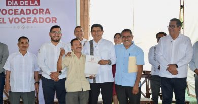 Entrega Salomón Jara Cruz beneficios a personas voceadoras de Oaxaca