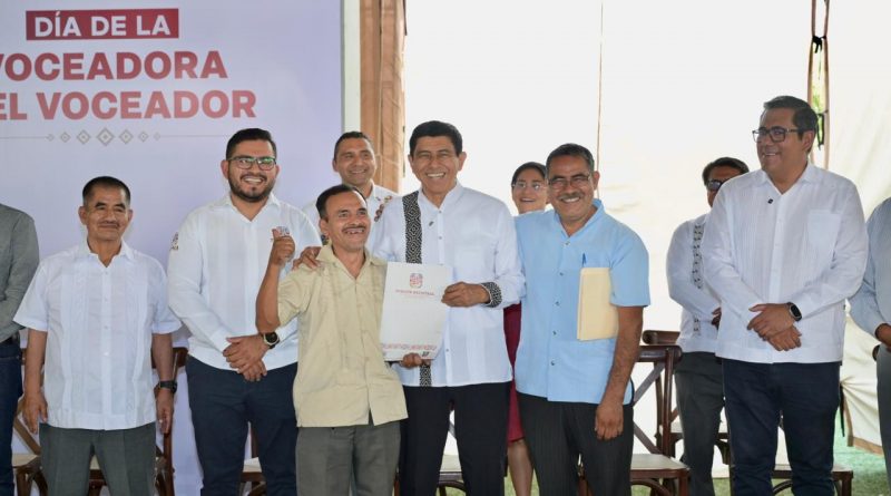 Entrega Salomón Jara Cruz beneficios a personas voceadoras de Oaxaca