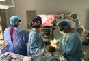 IMSS Bienestar realiza cirugía de columna con tecnología de última generación a paciente pediátrica de Veracruz● La paciente fue trasladada desde una comunidad rural de Atzalan, ubicada a más de siete horas de distancia, para recibir atención médica especializada y gratuita.● El procedimiento se realizó con un exoscopio de alta especialidad que fortalece la precisión y seguridad de las intervenciones neuroquirúrgicas.IMSS Bienestar en Veracruz realizó con éxito una cirugía de alta especialidad a una niña de cuatro años, originaria de una comunidad rural de Atzalan, en el Centro de Alta Especialidad (CAE) “Dr. Rafael Lucio” de Xalapa, mediante el uso de tecnología de última generación que fortalece la precisión y seguridad de este tipo de procedimientos.La intervención quirúrgica se realizó con un exoscopio de alta especialidad, equipo que proporciona una visualización detallada del campo operatorio y permite una mejor coordinación del equipo médico durante la cirugía. Además de incrementar la precisión del procedimiento, esta tecnología fortalece la atención especializada que IMSS Bienestar brinda a la población.El neurocirujano Andrés Alberto Moral Naranjo explicó que la paciente fue diagnosticada con lipomeningocele, una malformación congénita que afecta la columna vertebral y el sistema nervioso central, y que el objetivo de la cirugía fue corregir esta condición para prevenir mayores afectaciones neurológicas.“El uso de esta tecnología nos permite realizar procedimientos con mayor precisión y seguridad, favoreciendo mejores resultados para las y los pacientes que requieren este tipo de intervenciones”, destacó.Desde su nacimiento, la paciente presentaba una protuberancia en la columna vertebral. Debido a la distancia entre su comunidad y el hospital de alta especialidad, IMSS Bienestar brindó acompañamiento durante todo el proceso de atención para garantizar el acceso oportuno al tratamiento.
