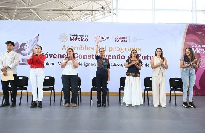 EL OBJETIVO DE JÓVENES CONSTRUYENDO EL FUTURO ES OTORGAR UN AÑO DE EXPERIENCIA Y EL DERECHO AL EMPLEO DIGNO: PRESIDENTA CLAUDIA SHEINBAUM DESDE XALAPA