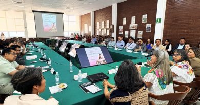 FINABIEN y SEMUJERES del Gobierno de Yucatán establecen convenio para impulsar la inclusión financiera con perspectiva de género Con esta colaboración se beneficia a mujeres yucatecas en situación de violencia Se otorgarán créditos y capacitación para garantizar la igualdad sustantiva en la regiónFinanciera para el Bienestar (FINABIEN) y la Secretaría de las Mujeres del Gobierno del Estado de Yucatán (SEMUJERES) firmaron un convenio de colaboración orientado a promover la inclusión financiera con perspectiva de género para trabajar en favor de la autonomía económica de las mujeres yucatecas en situación de vulnerabilidad.El acuerdo fue suscrito por la directora general de FINABIEN, Rocío Mejía Flores, y la secretaria de SEMUJERES del Estado de Yucatán, Sisely Del Rosario Burgos Cano, quienes asumieron el compromiso de brindar herramientas financieras a las mujeres yucatecas, con el fin de facilitar su acceso a créditos y otros servicios. El convenio contempla apoyos como el Crédito Libertad Mujer y el Apoyo para Colectivos Solidarios, dirigidos a mujeres que enfrentan situaciones de violencia en la entidad y que buscan desarrollar actividades productivas en sectores como el comercial, industrial, agroindustrial o de servicios.De manera complementaria, en coordinación con FINABIEN y diversas instancias competentes de Yucatán, se promoverán diversas capacitaciones en educación e inclusión financiera que incluirán públicos diversos como mujeres, juventudes, personas cuidadoras y emprendedoras locales, para contribuir al desarrollo sostenible de sus proyectos productivos.En su intervención, la titular de FINABIEN, Rocío Mejía Flores, expresó que uno de los objetivos prioritarios señalados por la presidenta Claudia Sheinbaum Pardo es apoyar la autonomía económica de las mujeres. Por ello, actualmente se trabaja en alrededor de siete estados y en la Alcaldía Tlalpan de la Ciudad de México para el otorgamiento del Crédito Libertad Mujer, donde se han atendido a más de 250 solicitudes de mujeres en condiciones de riesgo.Centro TELECOMM I, Av. de las Telecomunicaciones s/n, Col. Leyes de Reforma, C.P. 09310, Alcaldía Iztapalapa, CDMX. Tel. (55) 5090 1100 www.gob.mx/finabien