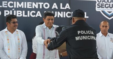 Entrega Salomón Jara uniformes a policías municipales de la Costa para mejorar su operatividad