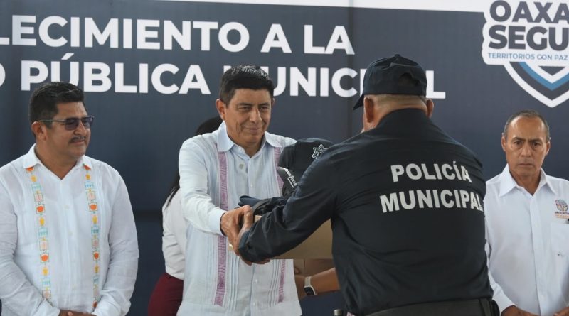 Entrega Salomón Jara uniformes a policías municipales de la Costa para mejorar su operatividad