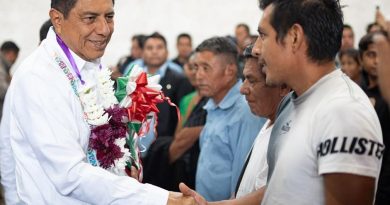 Escucha y da respuestas Salomón Jara a habitantes de San Agustín Loxicha 