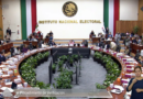 INE mantendrá actividades con normalidad ante cuestionamientos a su gestión: TaddeiGuadalupe Taddei Zavala, consejera presidenta del Instituto Nacional Electoral (INE), aseguró que el organismo continuará trabajando con normalidad pese a los recientes cuestionamientos sobre su gestión. Durante la sesión extraordinaria del Consejo General, sostuvo que el instituto se mantiene firme de cara a los próximos comicios. “El INE está de pie, está trabajando y está fuerte, y así llegará a las elecciones, cumpliendo su deber con México”, señaló.Ante las dudas sobre el manejo de recursos públicos, Taddei manifestó su confianza en que el Órgano Interno de Control (OIC) y la Auditoría Superior de la Federación (ASF) realizarán las revisiones correspondientes y establecerán si hubo irregularidades. También aseguró que el INE facilitará la información requerida y recordó que existen mecanismos permanentes para fiscalizar sus recursos.“No vamos a claudicar ante presiones, descalificaciones ni ataques, tampoco vamos a abandonar nuestras responsabilidades para entrar en disputas personales”, afirmó la consejera presidenta, quien pidió a los actores políticos utilizar los cauces legales para plantear sus diferencias y evitar que la autoridad electoral se convierta en adversaria de sus contiendas.En este sentido, distinguió entre la crítica legítima y las afirmaciones que, sin pruebas suficientes, pueden afectar la confianza ciudadana. “La crítica es legítima, la fiscalización es necesaria, nadie, absolutamente nadie, está por encima del escrutinio público”, señaló. Asimismo, invitó a quienes han formulado cuestionamientos a conocer el trabajo de las juntas locales y distritales y los procedimientos administrativos que respaldan las actividades electorales.Durante su mensaje, subrayó que, mientras se revisan los señalamientos, el personal del INE continúa con tareas como la actualización del padrón electoral, la preparación de casillas y la construcción de acuerdos para los próximos comicios.El consejero electoral Jorge Montaño Ventura también respaldó la revisión institucional de los señalamientos y destacó la disposición de la Presidencia a someterse a los procedimientos correspondientes. En su intervención, indicó que las empresas proveedoras mencionadas en las críticas participan en licitaciones desde 2019, antes del inicio de la gestión de Taddei, en abril de 2023.Montaño Ventura agregó que el organismo presentó recientemente un micrositio de transparencia sobre licitaciones, como parte de las herramientas para facilitar el acceso a información sobre contrataciones. Asimismo, pidió que las autoridades fiscalizadoras realicen su trabajo sin presiones y que el debate público se conduzca con responsabilidad.Juan Ignacio Zavala Gutiérrez, consejero del Poder Legislativo por Movimiento Ciudadano, y Carlos Guillermo Díaz Robles, representante de Morena, coincidieron en que las acusaciones deben resolverse por la vía legal y sin anticipar conclusiones. Mientras el primero pidió una fiscalización exhaustiva de quienes integran el Consejo General, el segundo cuestionó las exigencias de renuncia antes de que las autoridades determinen si existen responsabilidades.Las intervenciones coincidieron en la necesidad de que las autoridades competentes revisen los señalamientos y determinen si existen responsabilidades. Taddei, por su parte, reiteró que el Instituto mantendrá sus actividades electorales mientras se desarrollan los procedimientos correspondientes, con la expectativa de que las revisiones permitan aclarar las dudas sobre el uso de los recursos públicos.