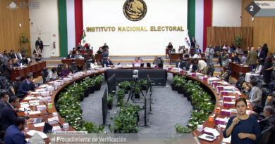 INE mantendrá actividades con normalidad ante cuestionamientos a su gestión: TaddeiGuadalupe Taddei Zavala, consejera presidenta del Instituto Nacional Electoral (INE), aseguró que el organismo continuará trabajando con normalidad pese a los recientes cuestionamientos sobre su gestión. Durante la sesión extraordinaria del Consejo General, sostuvo que el instituto se mantiene firme de cara a los próximos comicios. “El INE está de pie, está trabajando y está fuerte, y así llegará a las elecciones, cumpliendo su deber con México”, señaló.Ante las dudas sobre el manejo de recursos públicos, Taddei manifestó su confianza en que el Órgano Interno de Control (OIC) y la Auditoría Superior de la Federación (ASF) realizarán las revisiones correspondientes y establecerán si hubo irregularidades. También aseguró que el INE facilitará la información requerida y recordó que existen mecanismos permanentes para fiscalizar sus recursos.“No vamos a claudicar ante presiones, descalificaciones ni ataques, tampoco vamos a abandonar nuestras responsabilidades para entrar en disputas personales”, afirmó la consejera presidenta, quien pidió a los actores políticos utilizar los cauces legales para plantear sus diferencias y evitar que la autoridad electoral se convierta en adversaria de sus contiendas.En este sentido, distinguió entre la crítica legítima y las afirmaciones que, sin pruebas suficientes, pueden afectar la confianza ciudadana. “La crítica es legítima, la fiscalización es necesaria, nadie, absolutamente nadie, está por encima del escrutinio público”, señaló. Asimismo, invitó a quienes han formulado cuestionamientos a conocer el trabajo de las juntas locales y distritales y los procedimientos administrativos que respaldan las actividades electorales.Durante su mensaje, subrayó que, mientras se revisan los señalamientos, el personal del INE continúa con tareas como la actualización del padrón electoral, la preparación de casillas y la construcción de acuerdos para los próximos comicios.El consejero electoral Jorge Montaño Ventura también respaldó la revisión institucional de los señalamientos y destacó la disposición de la Presidencia a someterse a los procedimientos correspondientes. En su intervención, indicó que las empresas proveedoras mencionadas en las críticas participan en licitaciones desde 2019, antes del inicio de la gestión de Taddei, en abril de 2023.Montaño Ventura agregó que el organismo presentó recientemente un micrositio de transparencia sobre licitaciones, como parte de las herramientas para facilitar el acceso a información sobre contrataciones. Asimismo, pidió que las autoridades fiscalizadoras realicen su trabajo sin presiones y que el debate público se conduzca con responsabilidad.Juan Ignacio Zavala Gutiérrez, consejero del Poder Legislativo por Movimiento Ciudadano, y Carlos Guillermo Díaz Robles, representante de Morena, coincidieron en que las acusaciones deben resolverse por la vía legal y sin anticipar conclusiones. Mientras el primero pidió una fiscalización exhaustiva de quienes integran el Consejo General, el segundo cuestionó las exigencias de renuncia antes de que las autoridades determinen si existen responsabilidades.Las intervenciones coincidieron en la necesidad de que las autoridades competentes revisen los señalamientos y determinen si existen responsabilidades. Taddei, por su parte, reiteró que el Instituto mantendrá sus actividades electorales mientras se desarrollan los procedimientos correspondientes, con la expectativa de que las revisiones permitan aclarar las dudas sobre el uso de los recursos públicos.