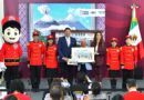 El gobernador Alejandro Armenta y la titular de la Lotería, Olivia Salomón, develan billete inspirado en Puebla y sus majestuosas montañas