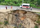 Atienden deslave y socavón en carretera de Juquila: Protección Civil