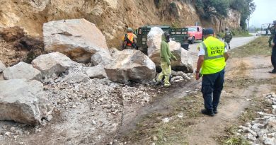 Gobierno de Oaxaca participa en atención a derrumbe sobre carretera en Miahuatlán